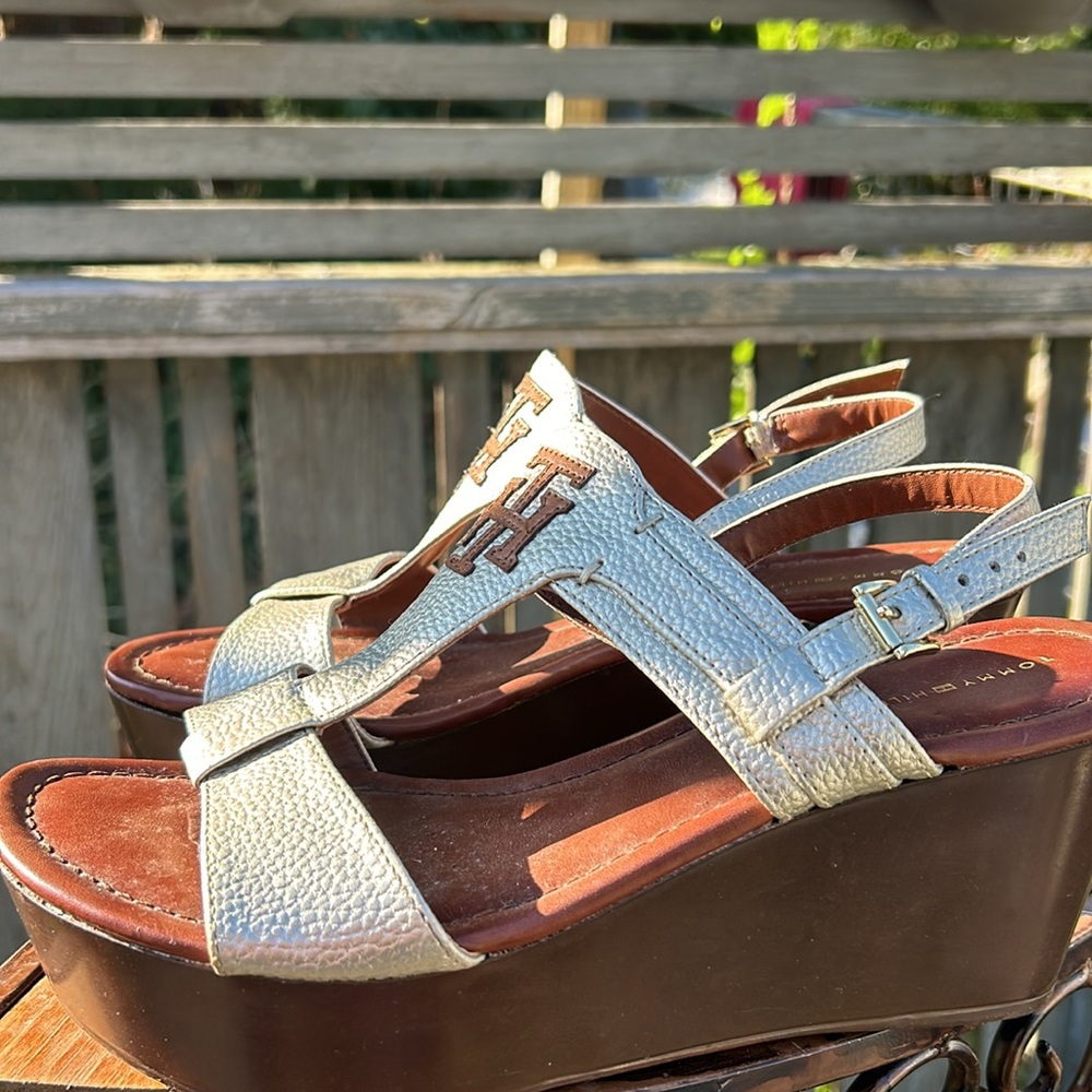 8.5 M gold and brown wedge sandals by Tommy Hilfiger - Picture 3 of 7